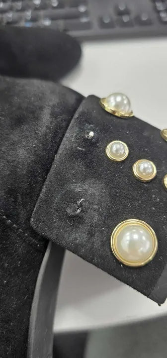 Stuart Weitzman
Black Suede Odetta Pearl Heeled Ankle Boot Size: Us 9,5 / Eu 40