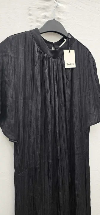 Ro & Zo - Black High Neck Plisse Dress - Black Size: Uk12