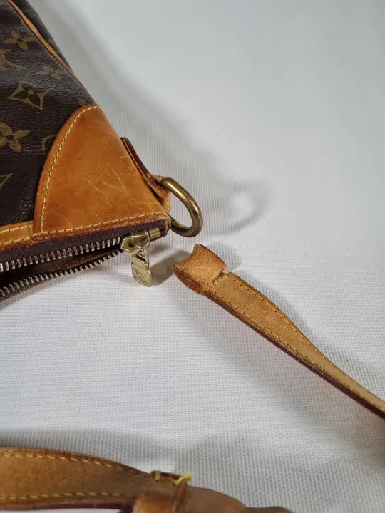 Louis Vuitton Odéon Leather Handbag Size: *