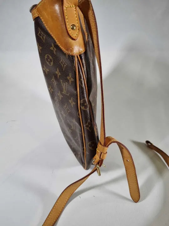 Louis Vuitton Odéon Leather Handbag Size: *