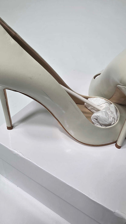 Russell & Bromley - Women's Off White Heeled Shoe Pump - Cream Size: Uk 8