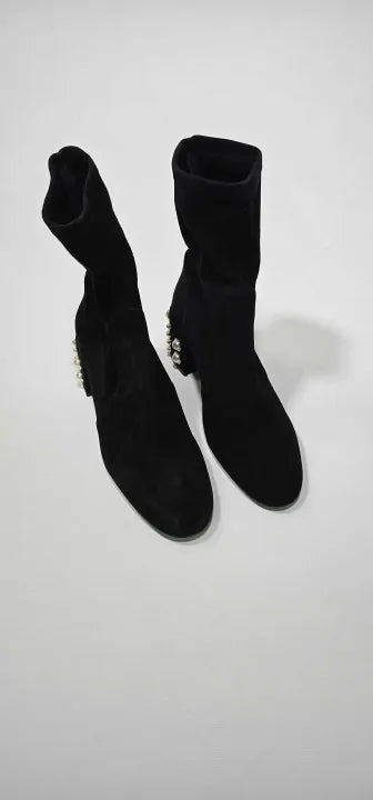 Stuart Weitzman
Black Suede Odetta Pearl Heeled Ankle Boot Size: Us 9,5 / Eu 40