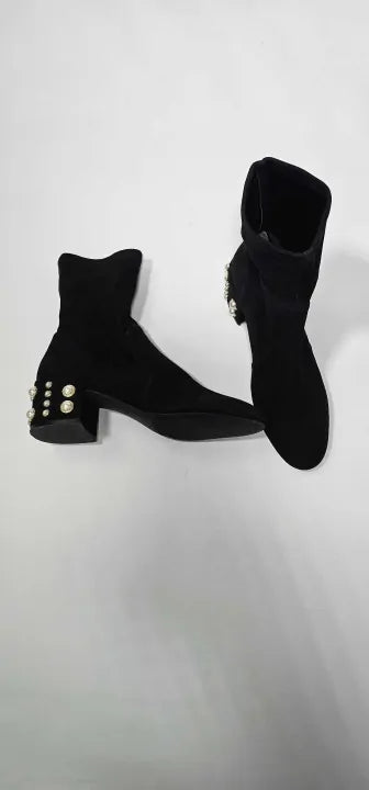 Stuart Weitzman
Black Suede Odetta Pearl Heeled Ankle Boot Size: Us 9,5 / Eu 40