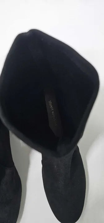 Stuart Weitzman
Black Suede Odetta Pearl Heeled Ankle Boot Size: Us 9,5 / Eu 40