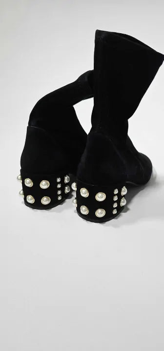 Stuart Weitzman
Black Suede Odetta Pearl Heeled Ankle Boot Size: Us 9,5 / Eu 40