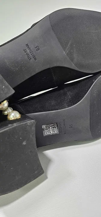 Stuart Weitzman
Black Suede Odetta Pearl Heeled Ankle Boot Size: Us 9,5 / Eu 40