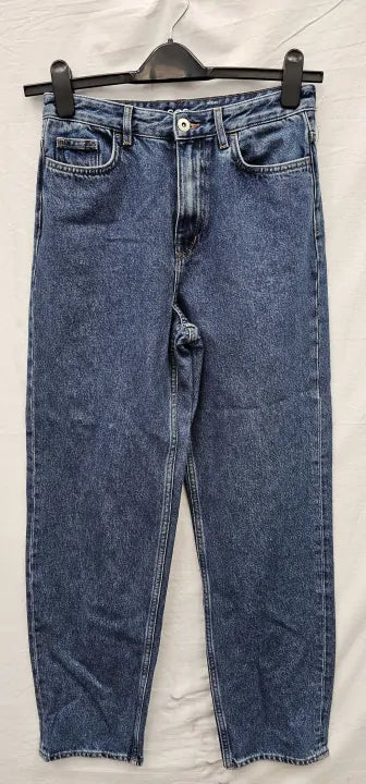 Tapered Leg , High Rise , Full Length Jeans.  Size: 26
